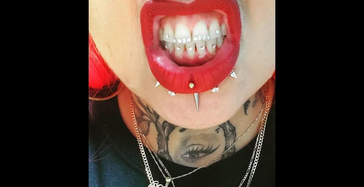 STYLING TOOTH GEMS